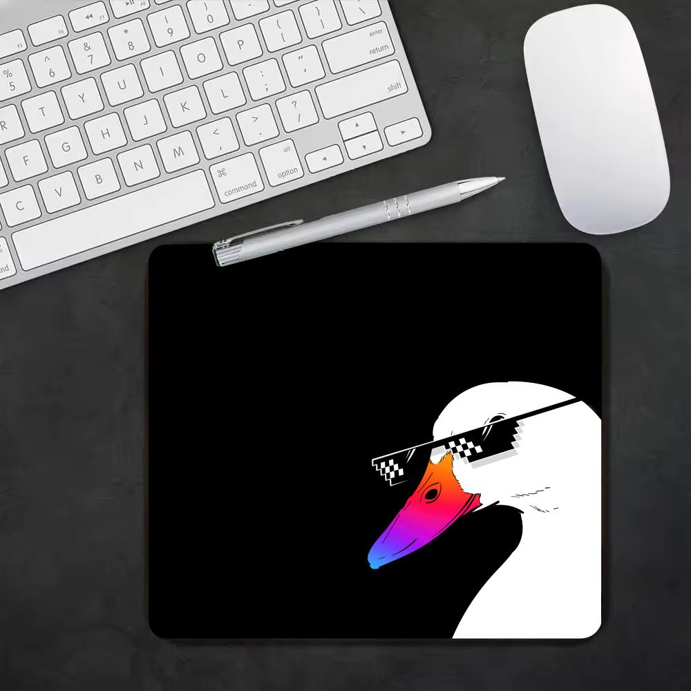 Cute White Goose  Pattern Smal - Home Office Background recension och pris